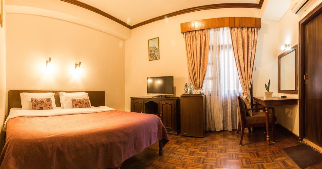 Hotel Excelsior Катманду Екстериор снимка