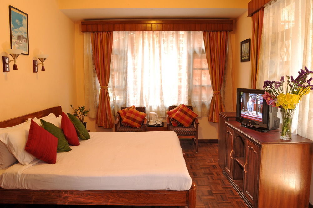 Hotel Excelsior Катманду Екстериор снимка