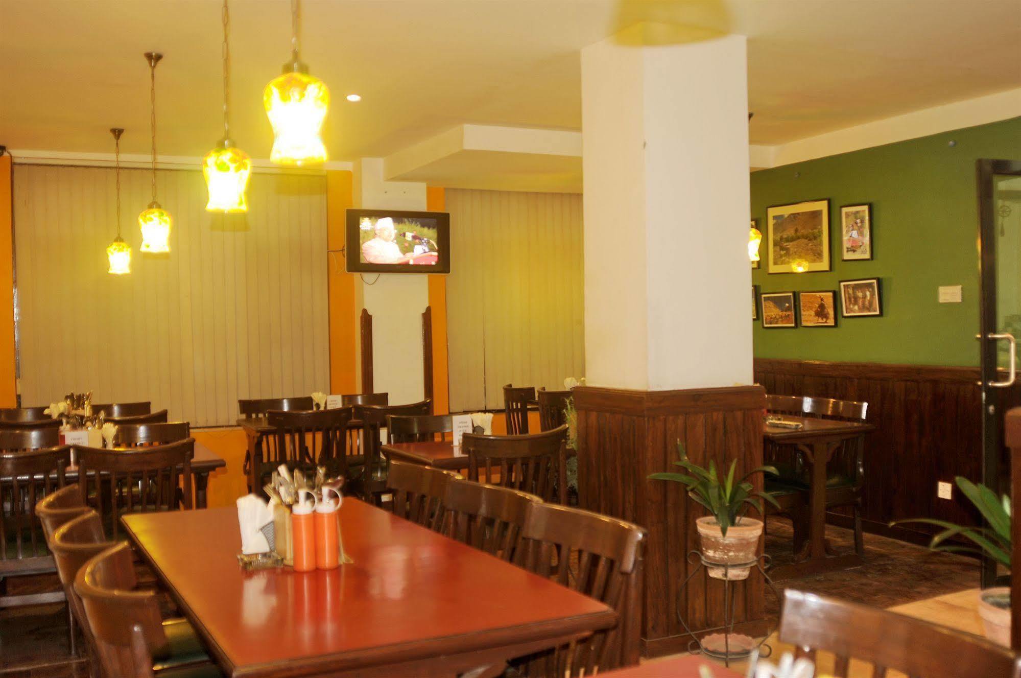 Hotel Excelsior Катманду Екстериор снимка
