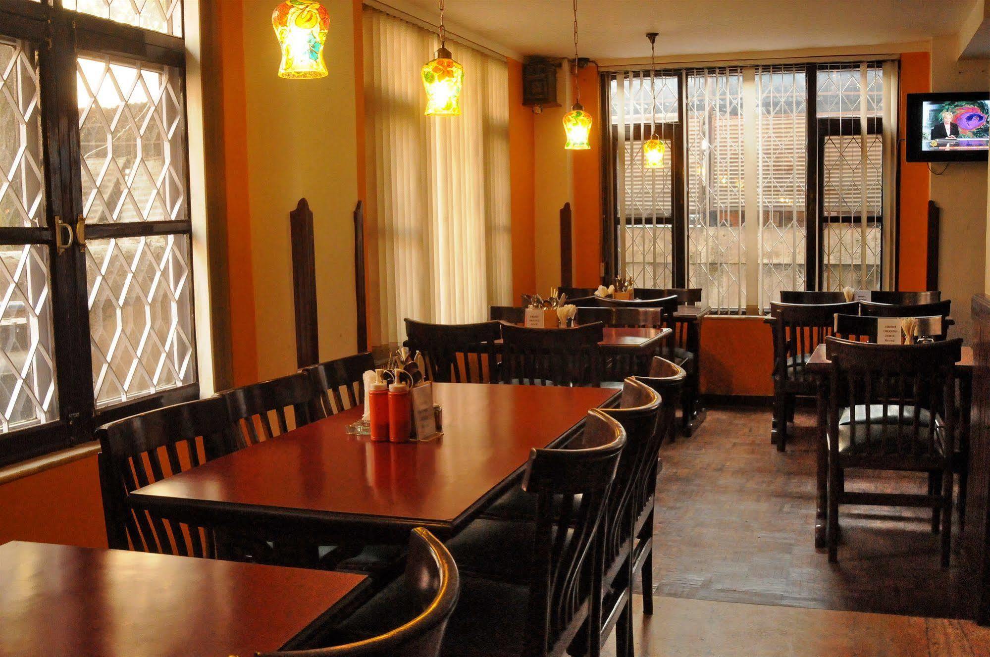 Hotel Excelsior Катманду Екстериор снимка