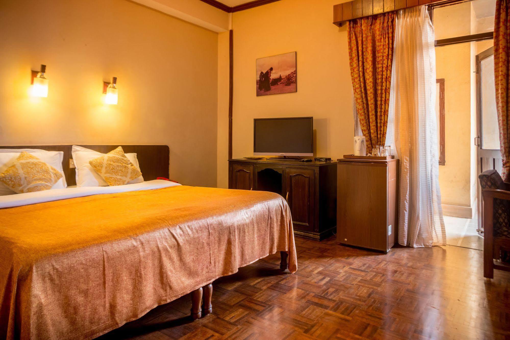 Hotel Excelsior Катманду Екстериор снимка