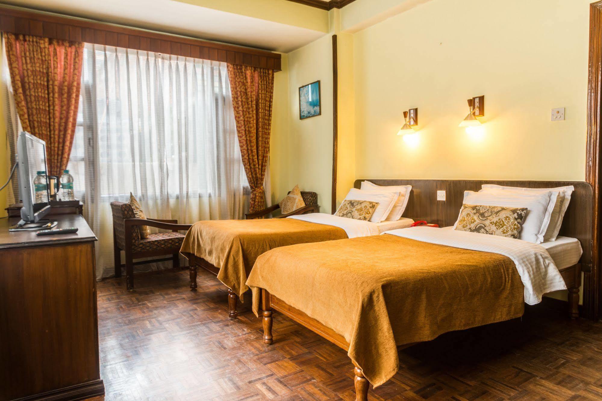 Hotel Excelsior Катманду Екстериор снимка