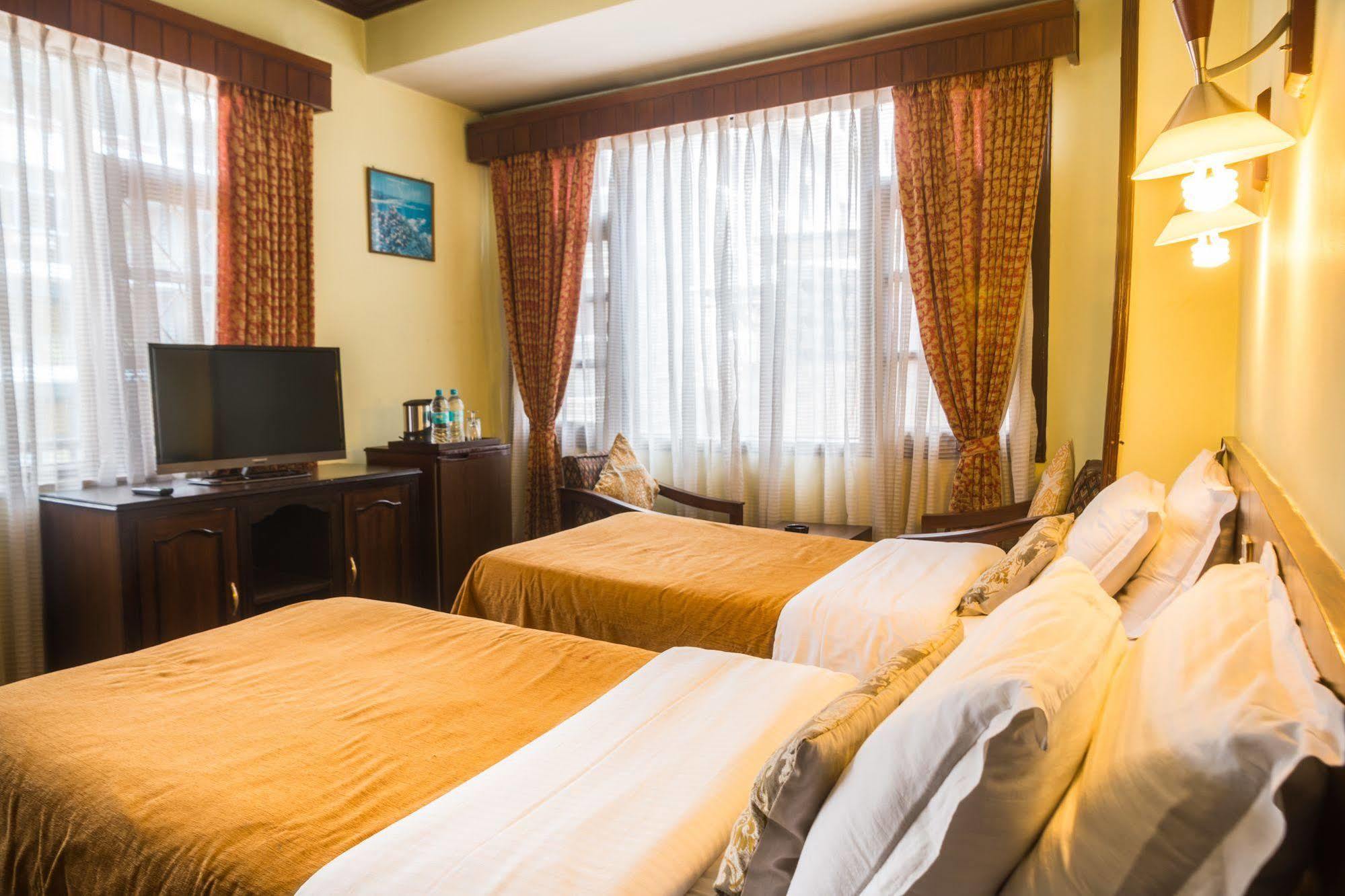 Hotel Excelsior Катманду Екстериор снимка