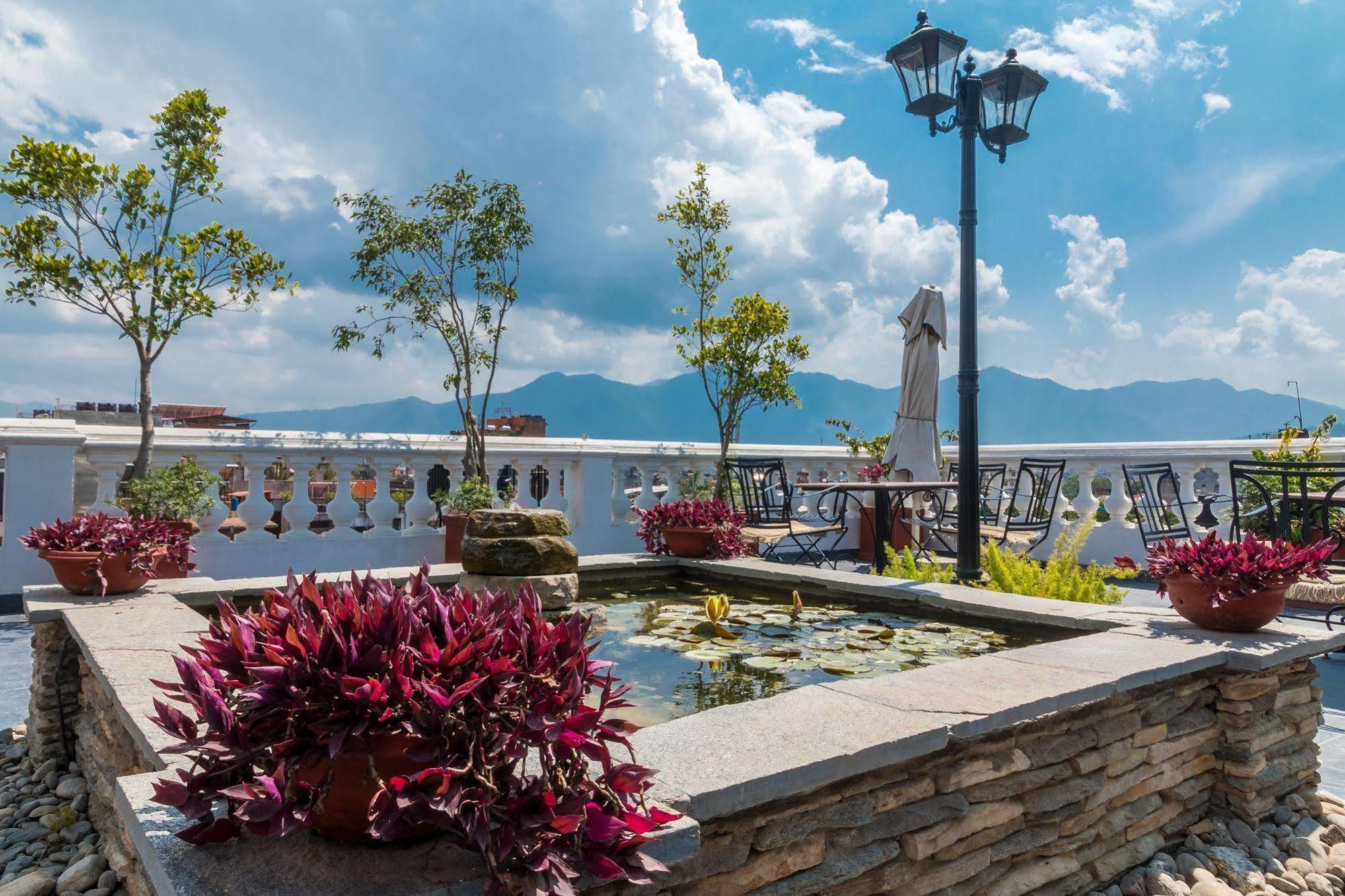 Hotel Excelsior Катманду Екстериор снимка