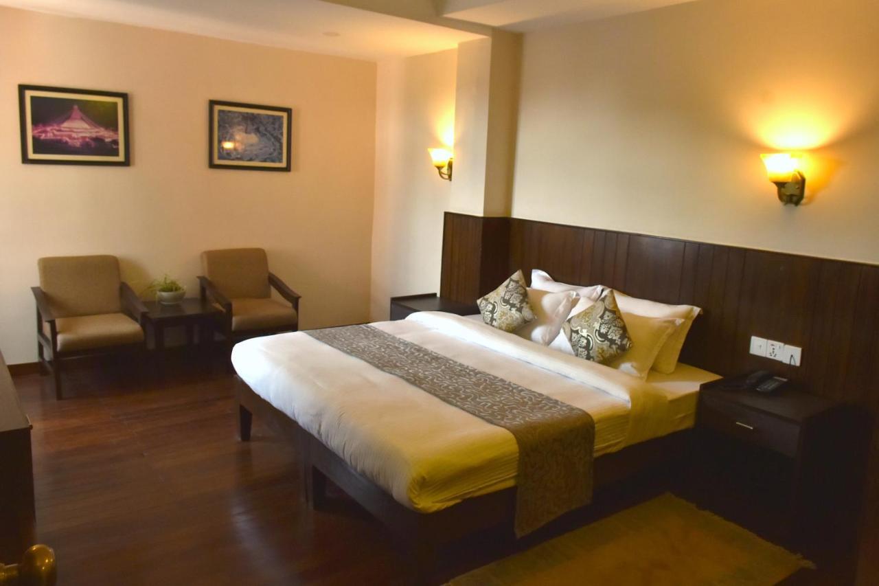 Hotel Excelsior Катманду Екстериор снимка